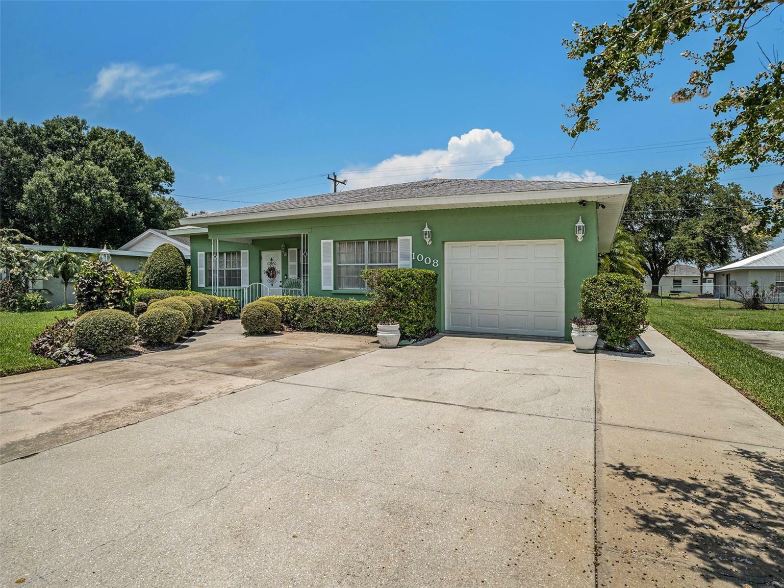 Property Photo: 1008 26th Street Court E FL 34221