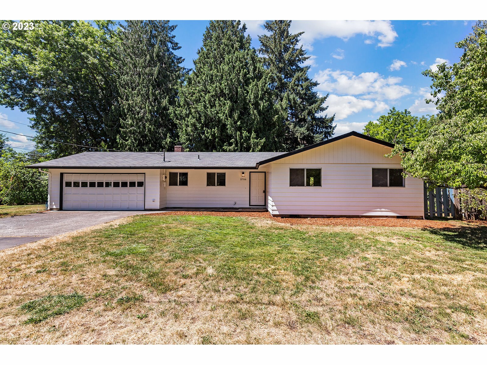 Property Photo:  5706 NE 40th St  WA 98661 