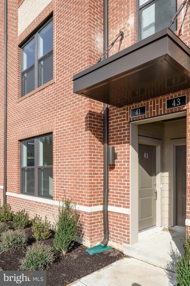 Property Photo: 41 Silverway Drive 41 VA 20170