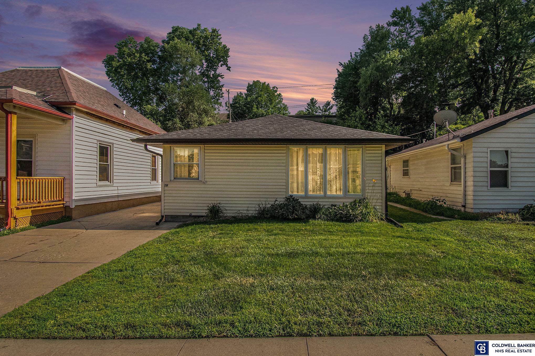 Property Photo: 711 A Avenue NE 68048