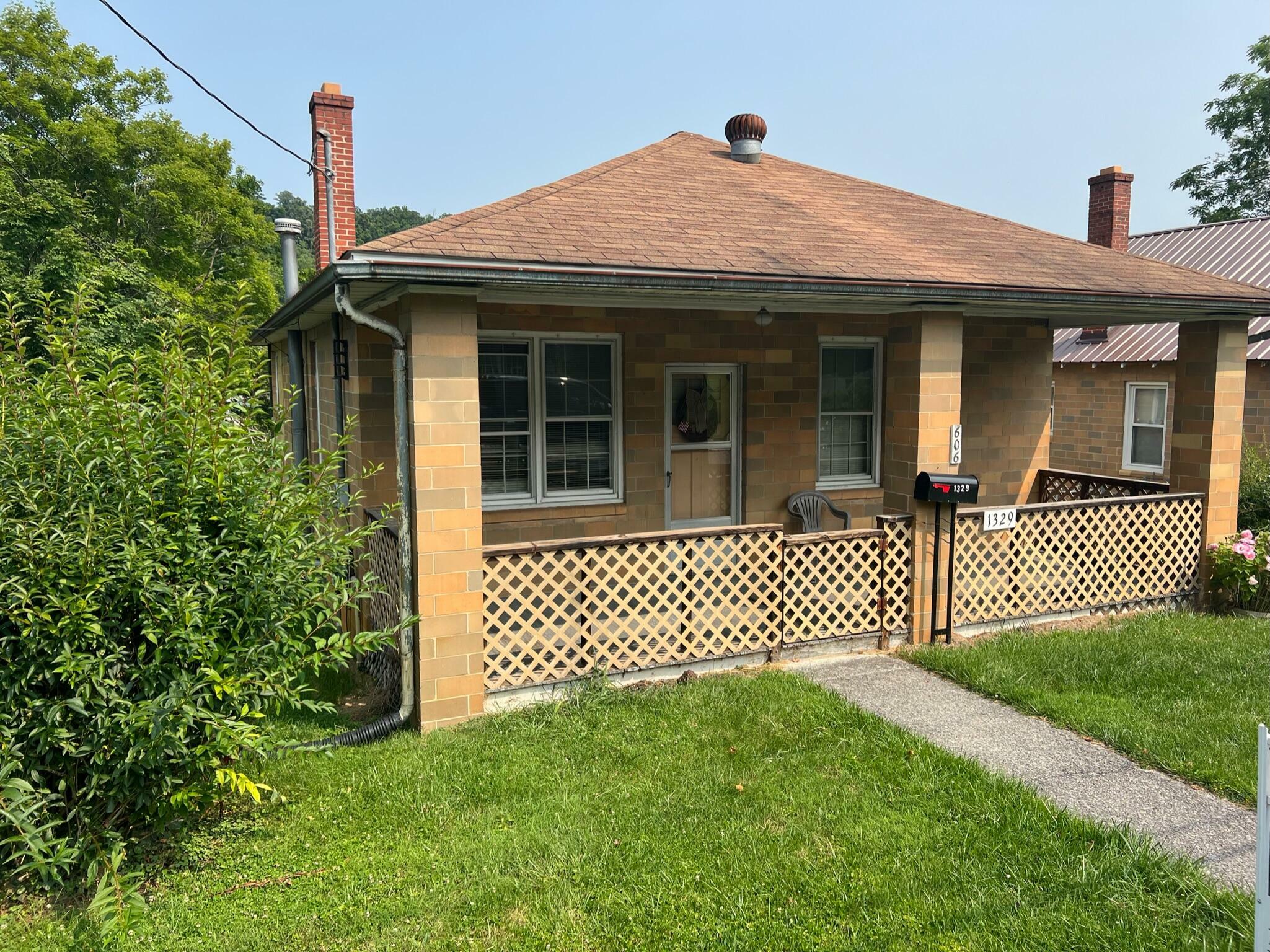 Property Photo:  1329 E Main St  WV 24986 