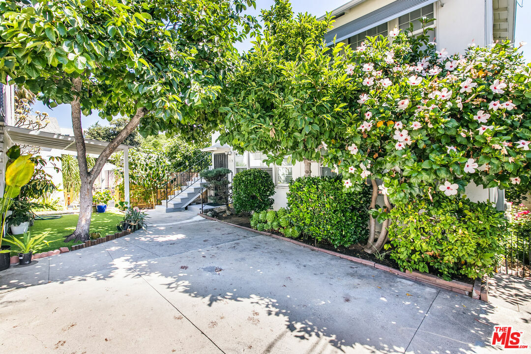 Property Photo: 604 N Juanita Ave CA 90004