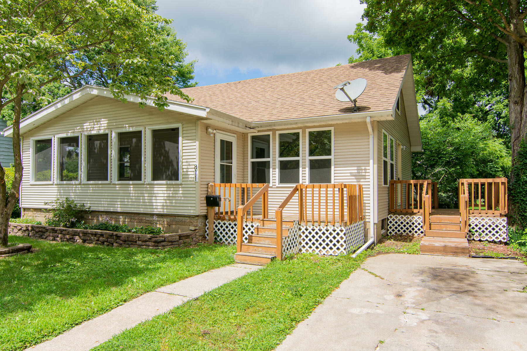 Property Photo:  811 Nieb Street  MI 49120 