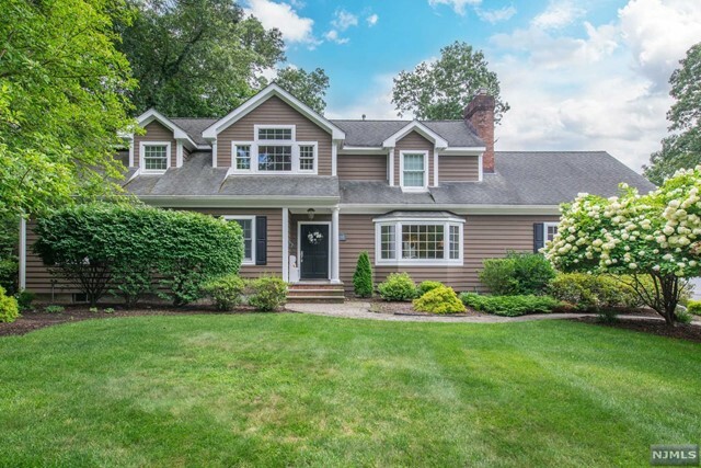 Property Photo:  368 Oakwood Drive  NJ 07481 