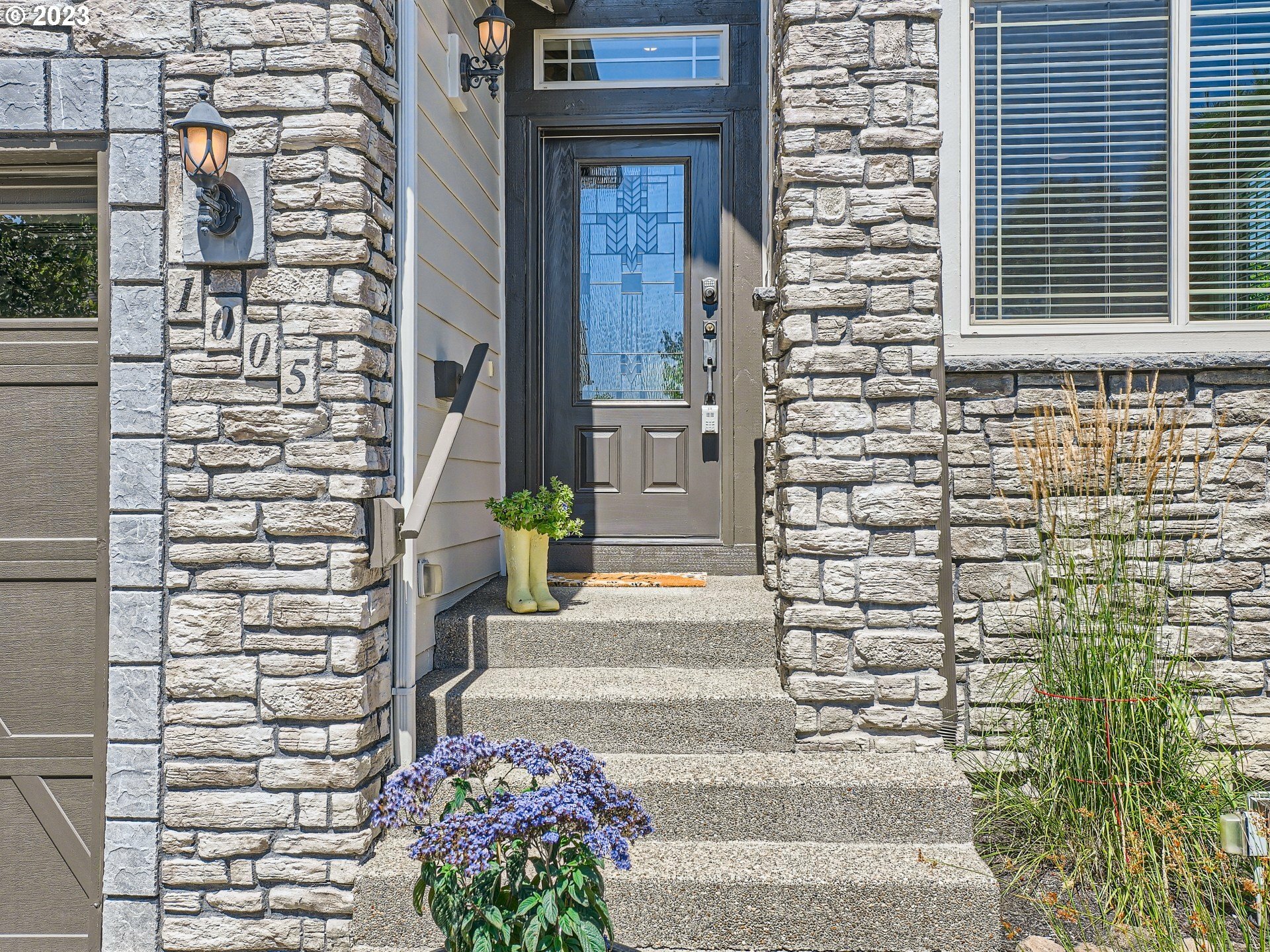 Property Photo: 1005 W Bamboo St WA 98671
