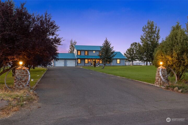 Property Photo:  801 Carroll Road  WA 98926 