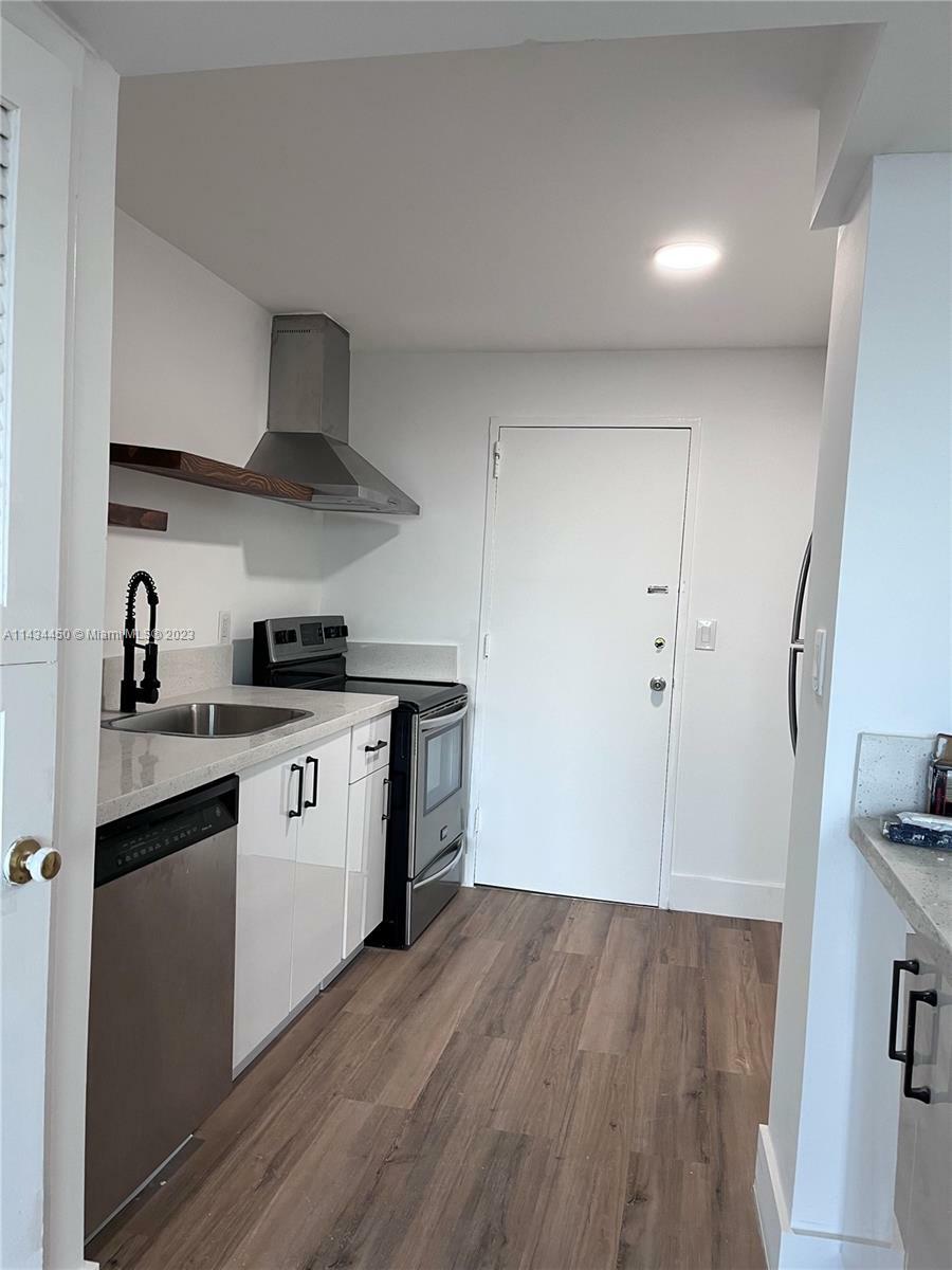 Property Photo: 9800 W Bay Harbor Dr 705 FL 33154