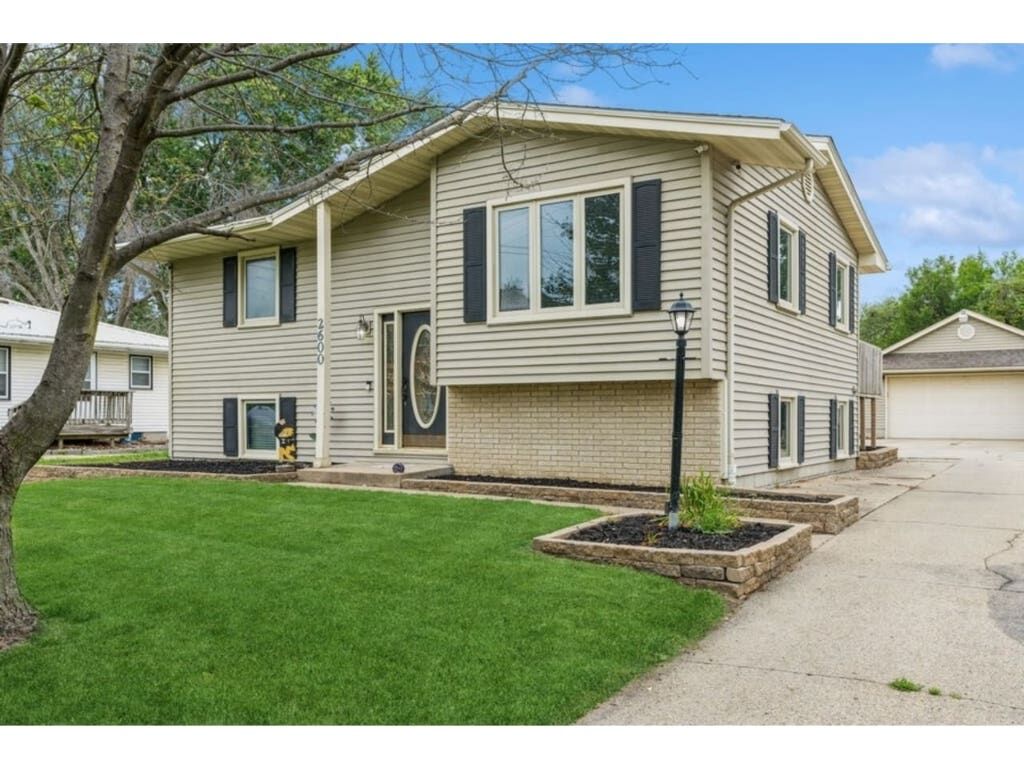 Property Photo: 2600 E Madison Avenue IA 50317