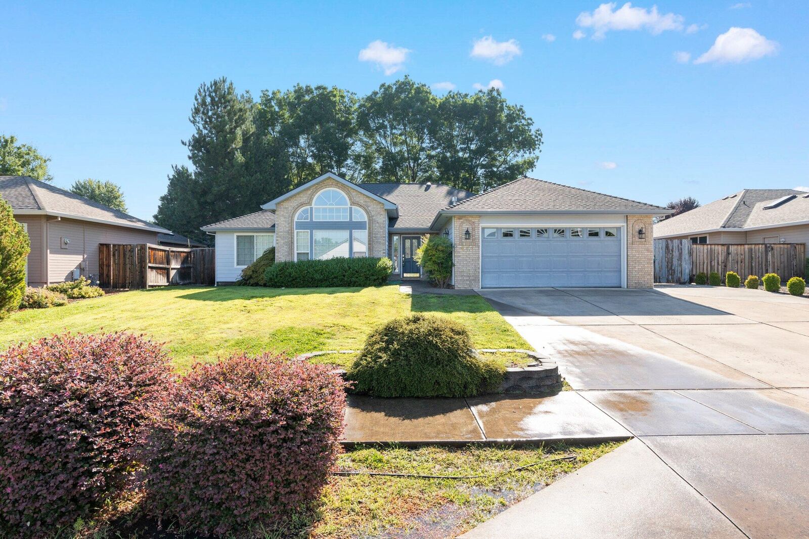 Property Photo: 971 Golf View Drive OR 97504