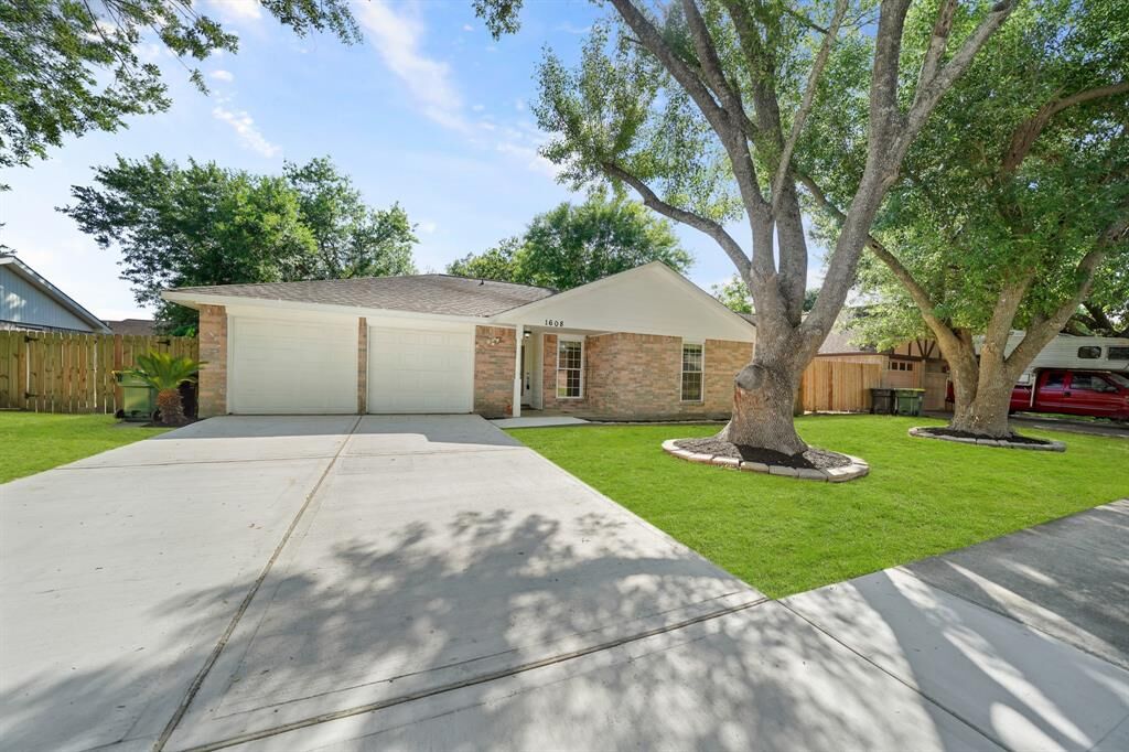 Property Photo: 1608 Pecan Hollow Street TX 77581