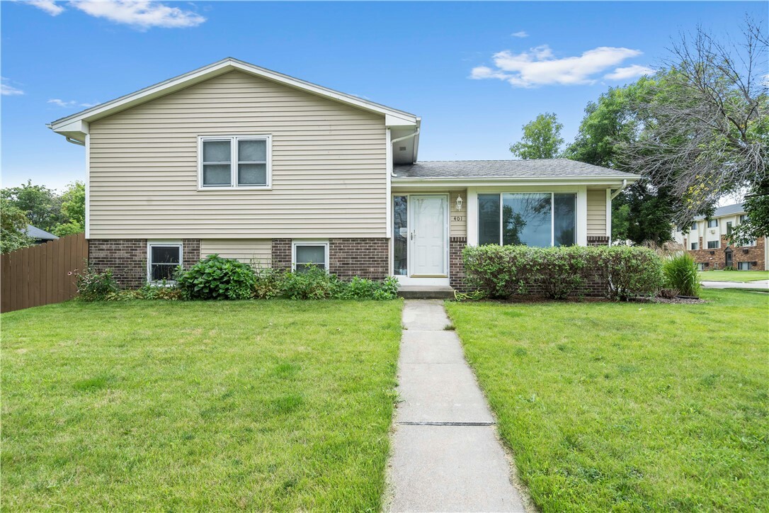 Property Photo:  401 NE Stoneridge Boulevard  IA 50021 