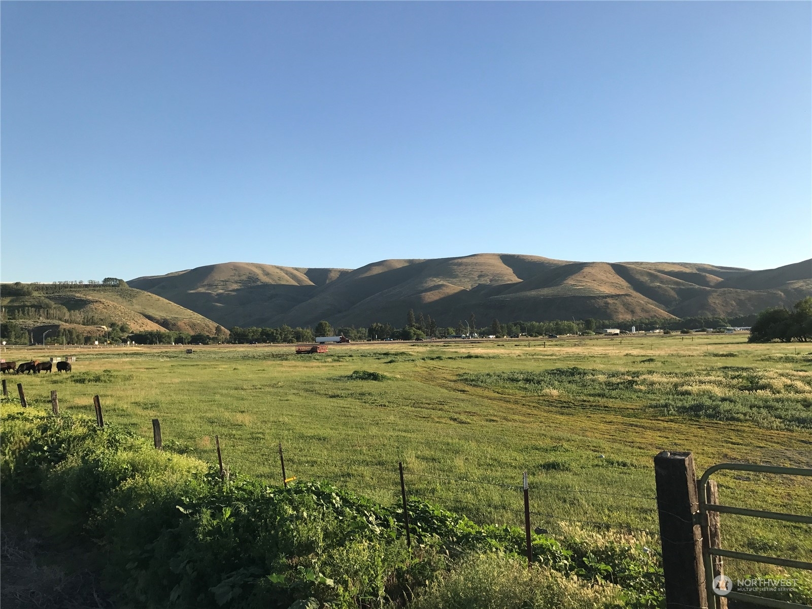 Property Photo: 7451 Xx Number 6 Road WA 98926