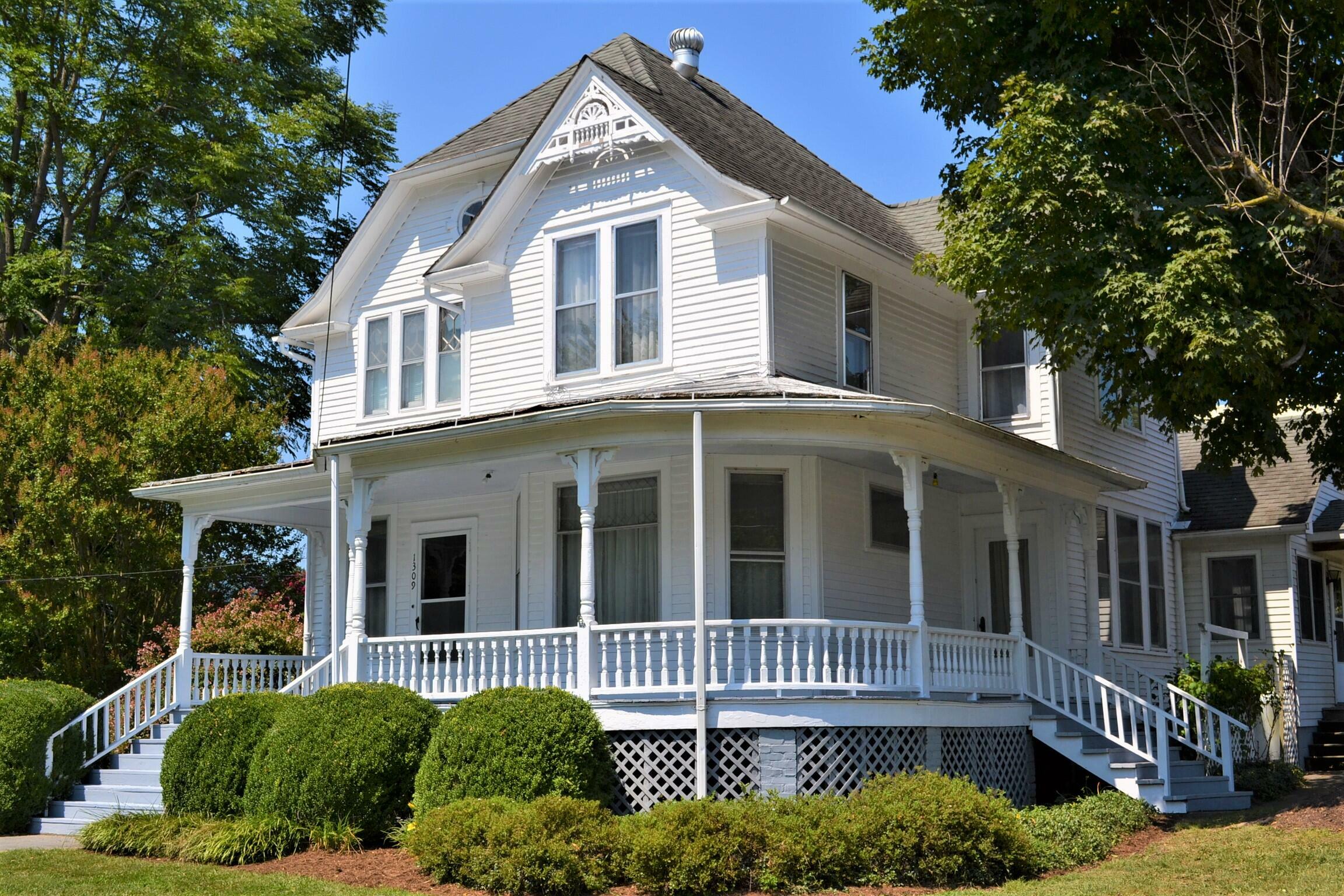 Property Photo: 1309 Riverview Ave W WV 24910