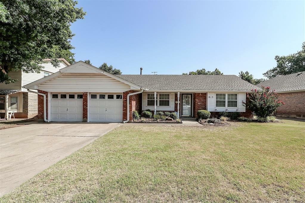 Property Photo: 813 W Idylwild Drive OK 73110