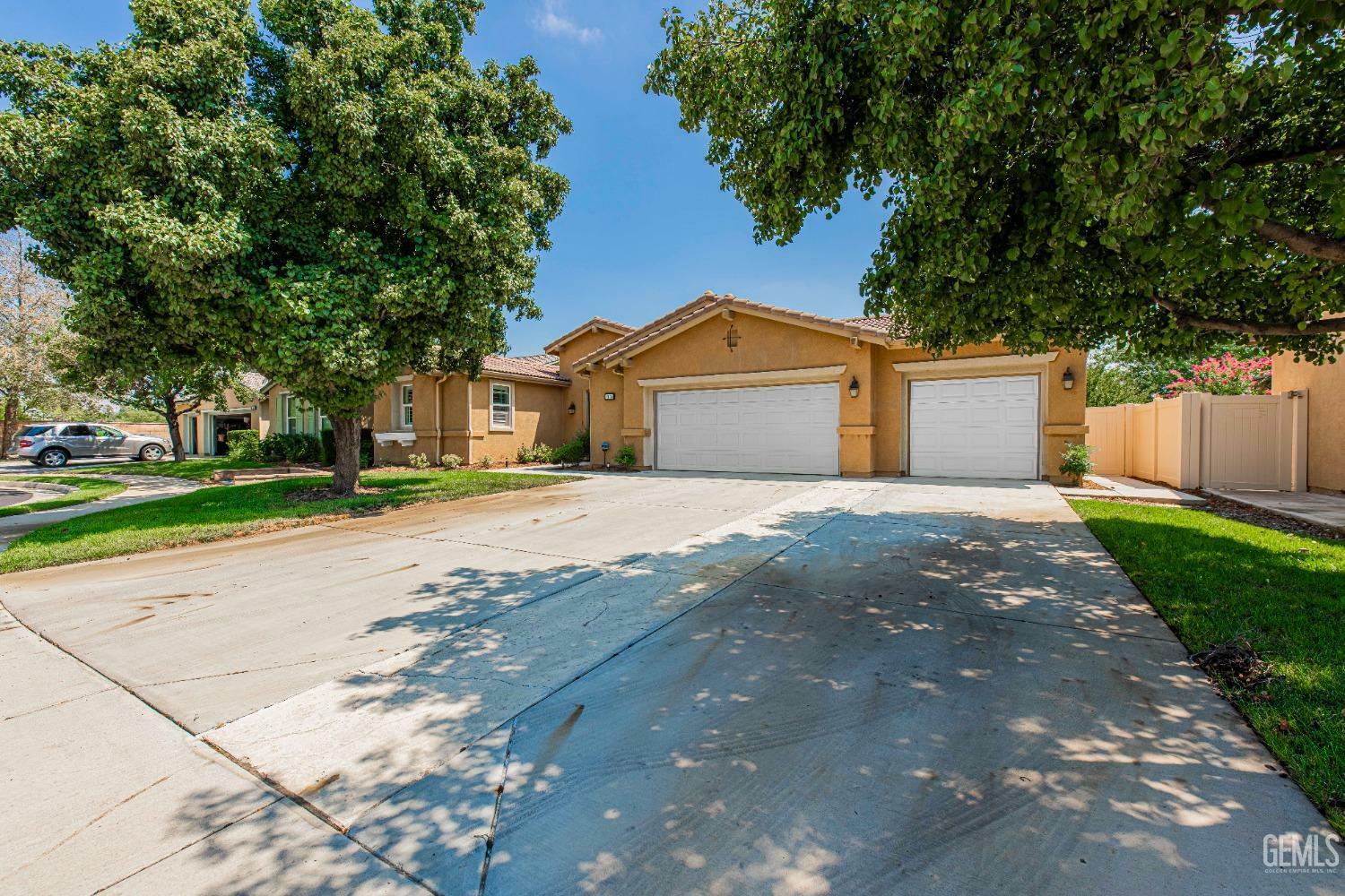 Property Photo: 6405 Citrus Hills Drive CA 93306