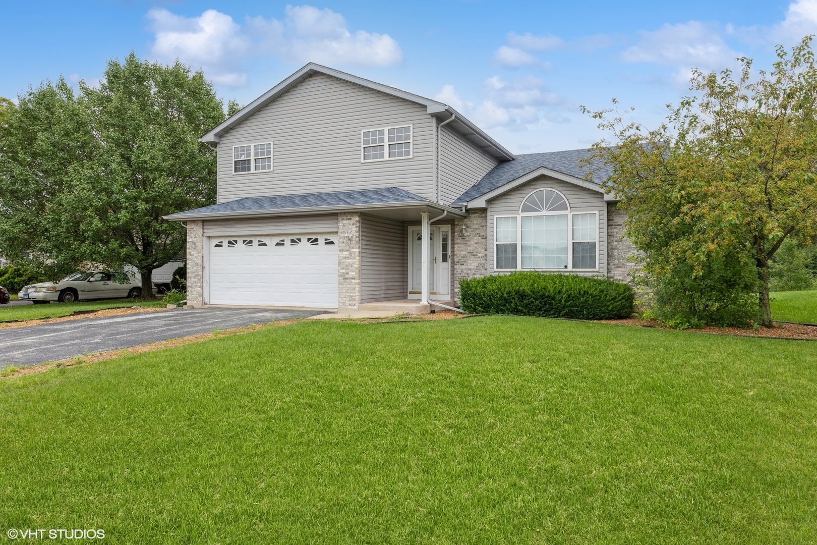 Property Photo: 900 Mary Byrne Drive IL 60411