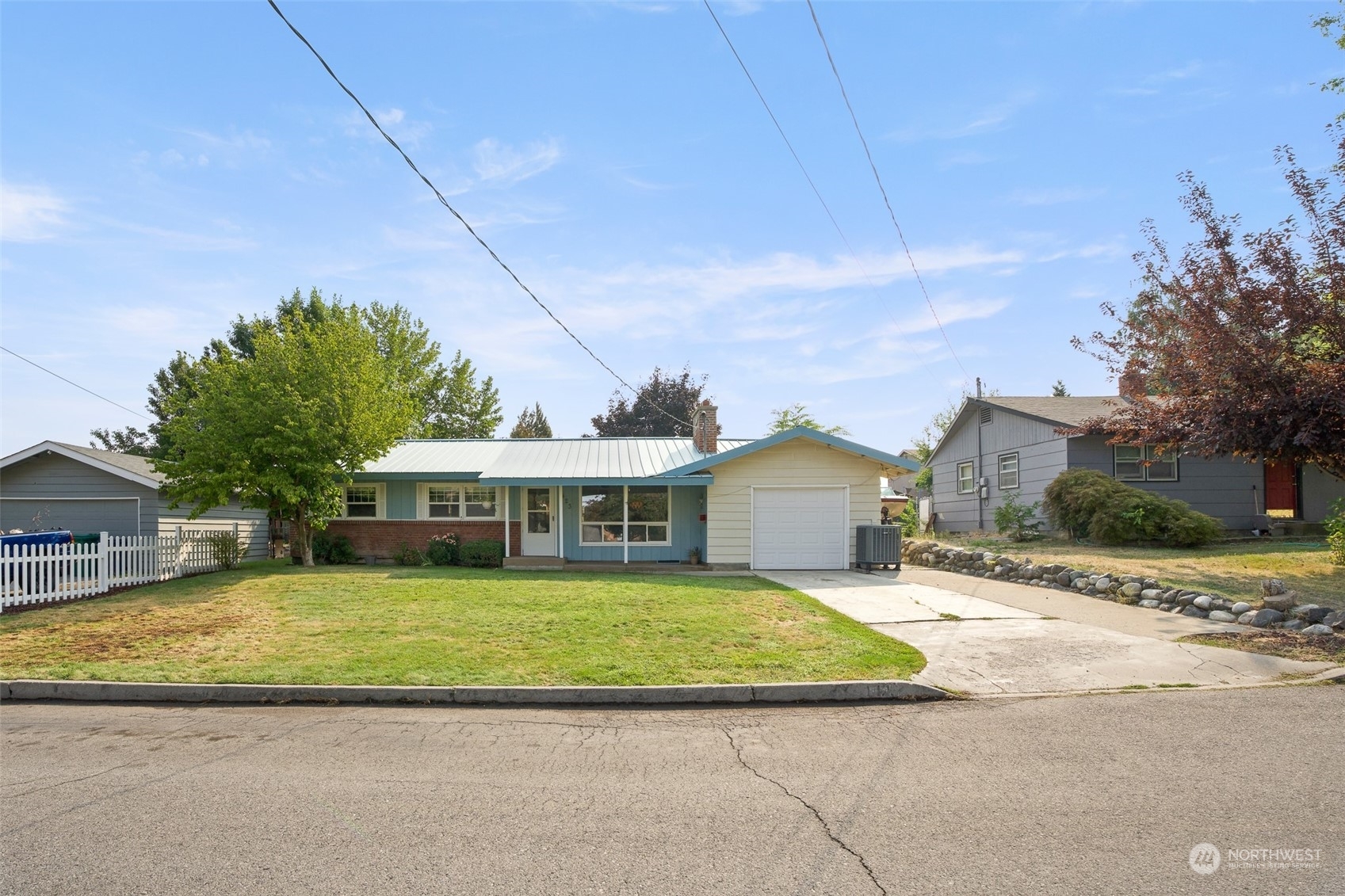 Property Photo:  1423 Oak Street  WA 98801 