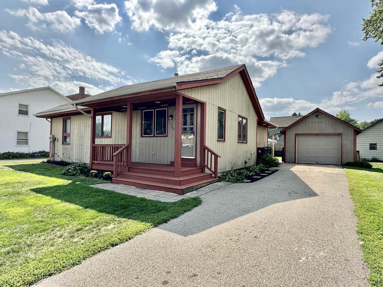 Property Photo:  320 East Street  WI 53525 