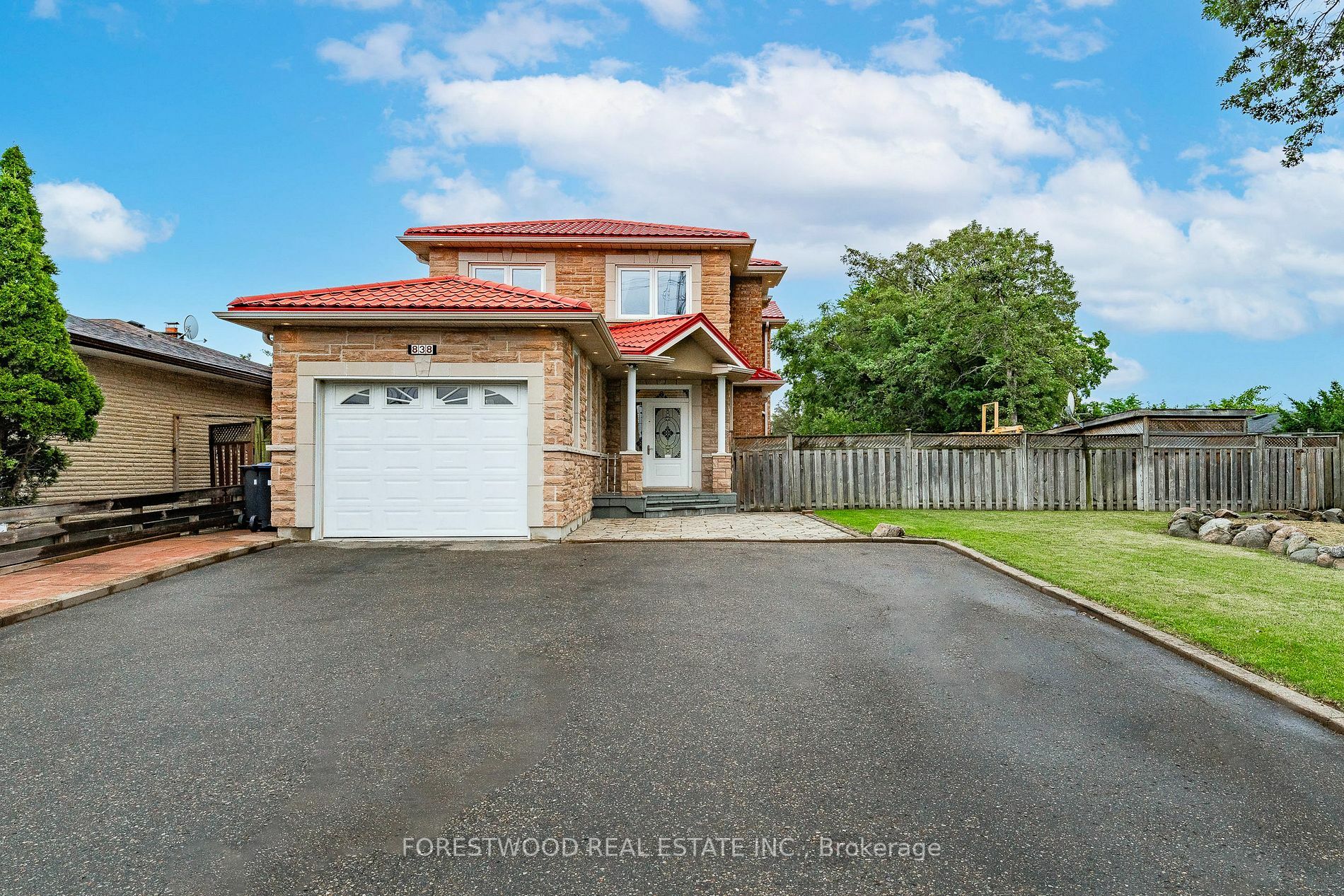 Property Photo: 838 Bloor St ON L4Y2M9