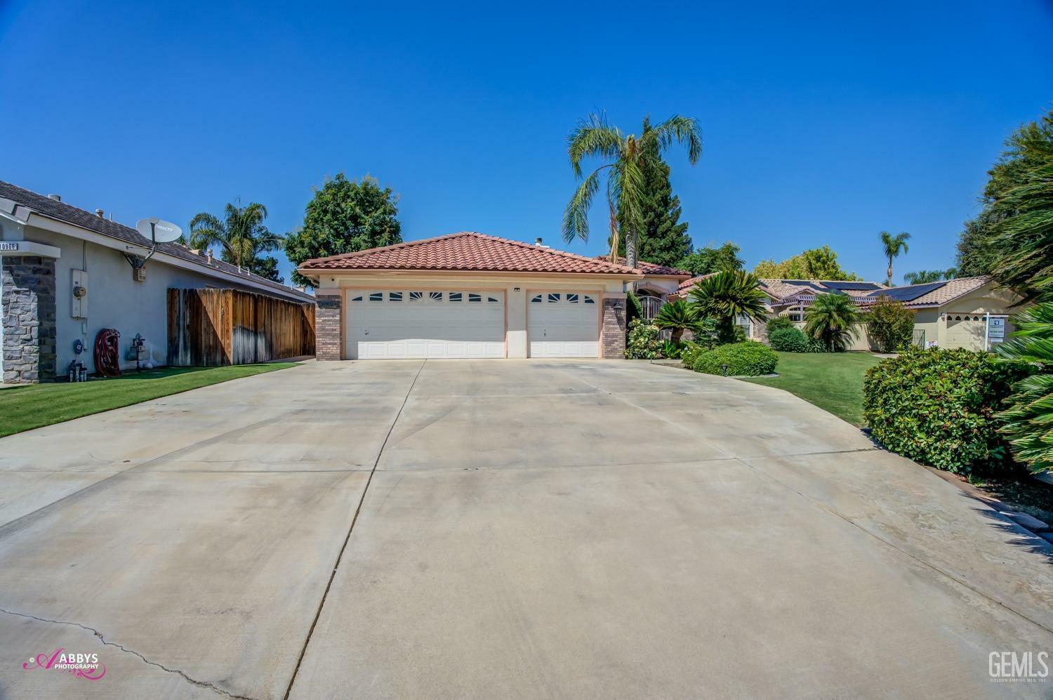 Property Photo:  10902 Open Trail Road  CA 93311 