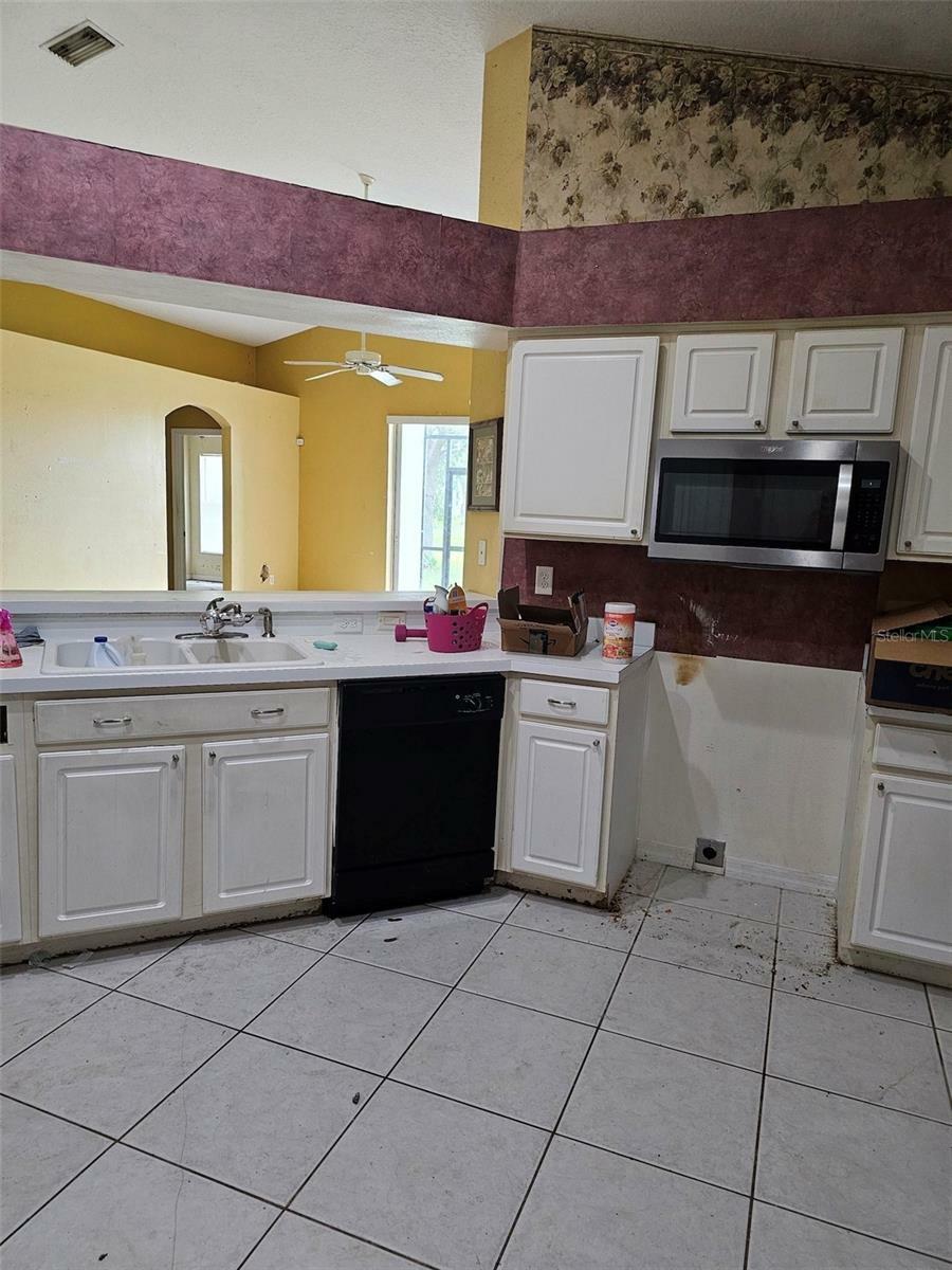 Property Photo: 2222 Roanoke Springs Drive FL 33570