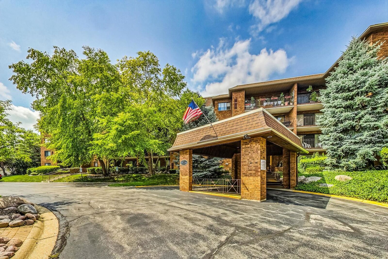 Property Photo:  51 Old Oak Drive 409  IL 60089 