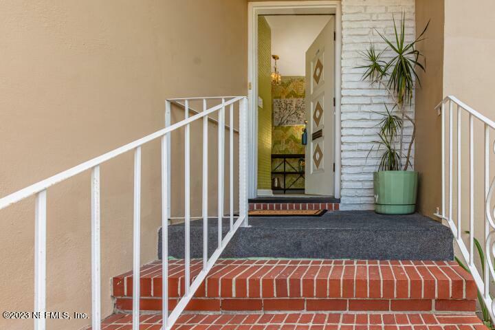 Property Photo: 2000 Sweet Briar Ln FL 32217