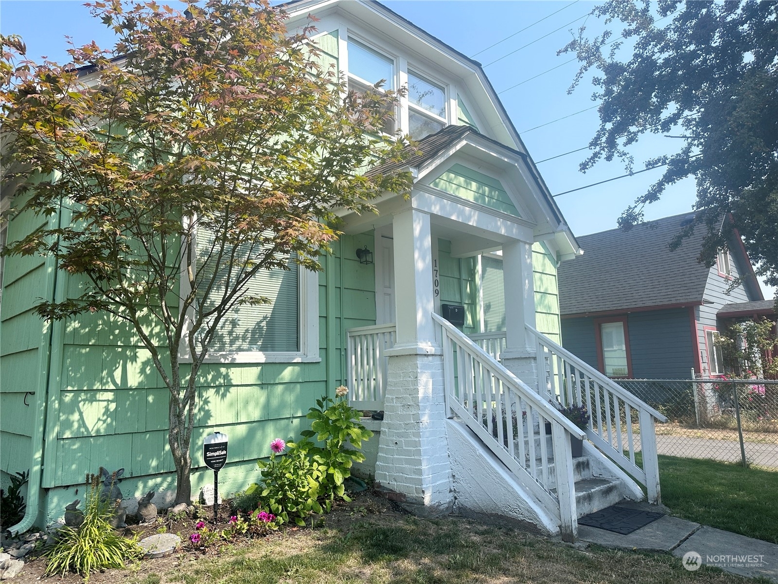 Property Photo:  1709 21st St  WA 98201 