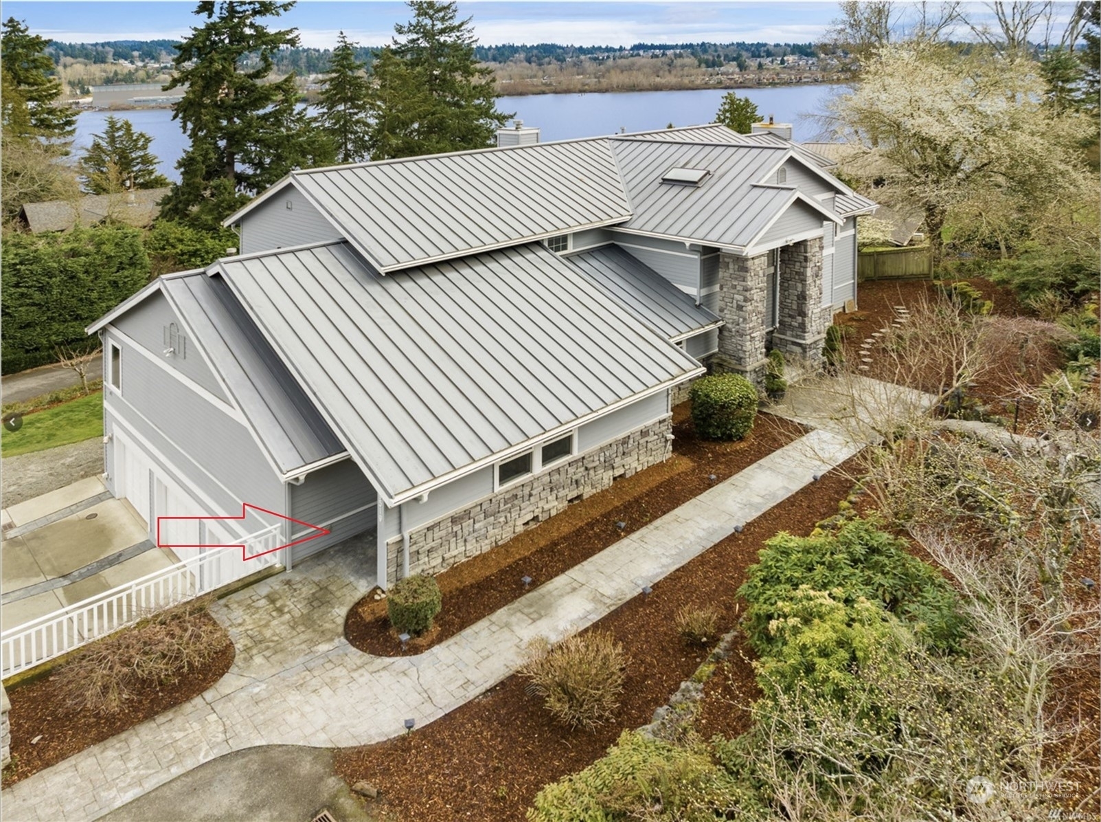 Property Photo: 9519 B SE 71st Street WA 98040