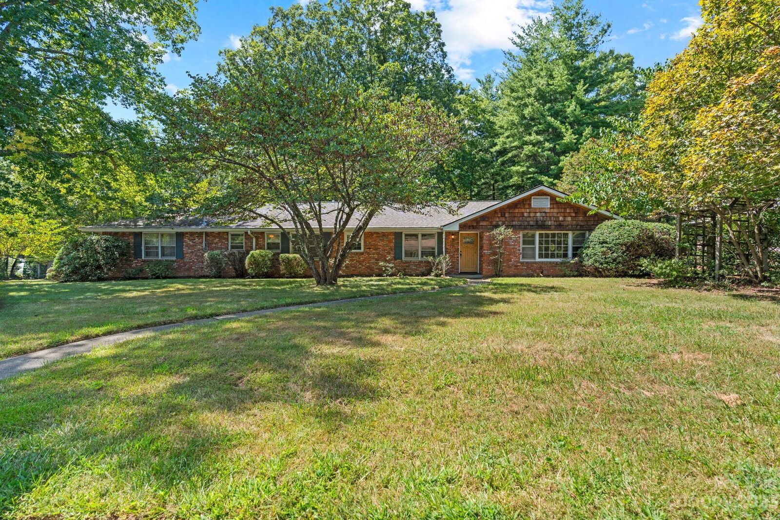 Property Photo:  2 Oakwilde Drive  NC 28803 