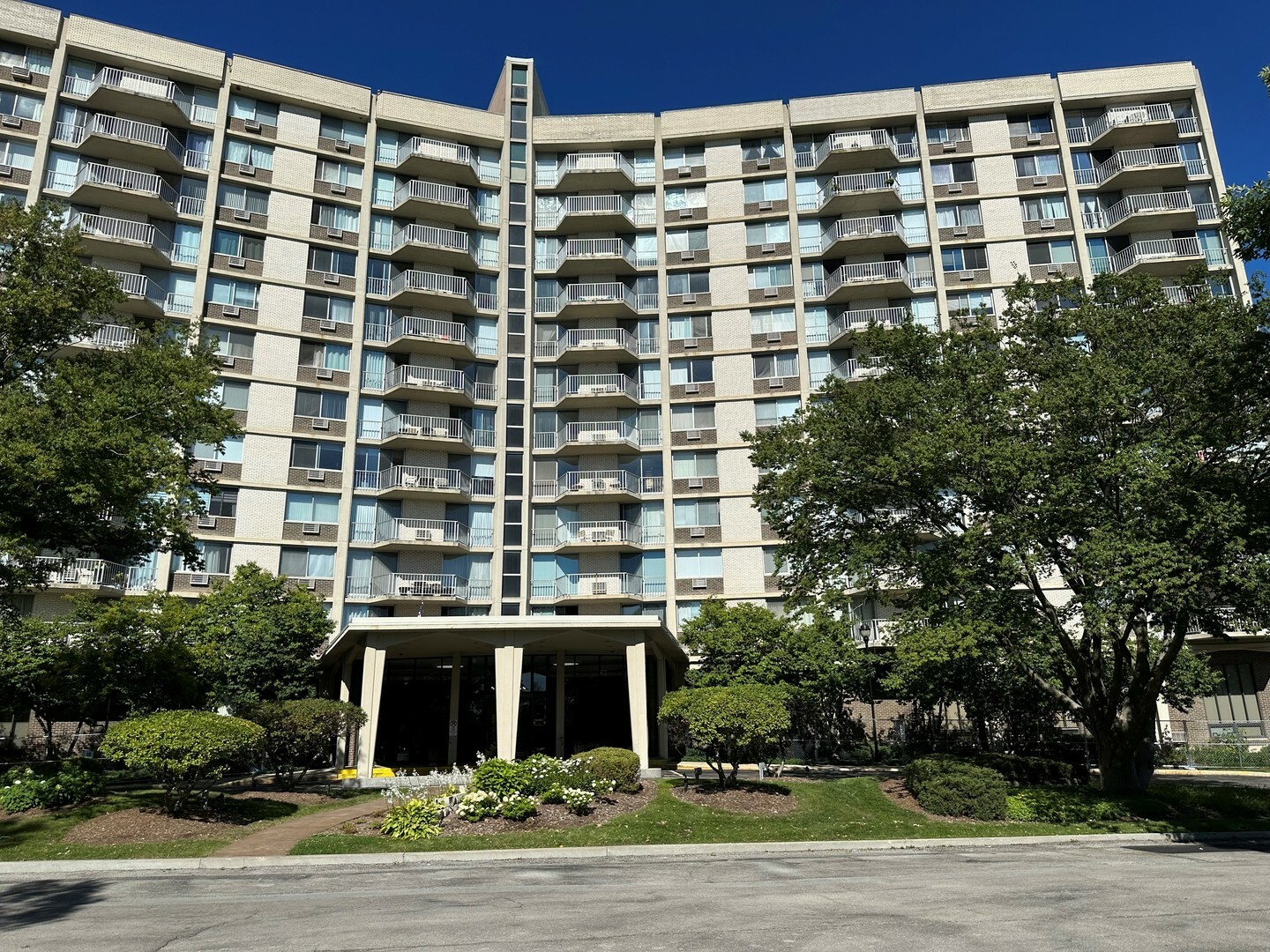 Property Photo:  20 N Tower Road 6H  IL 60523 