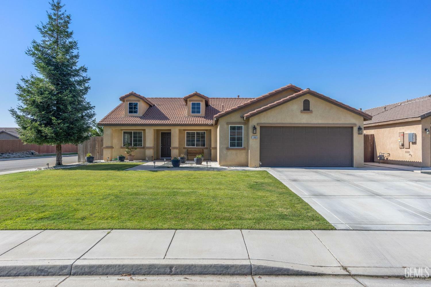 Property Photo: 10803 Pointe Royal Drive CA 93311