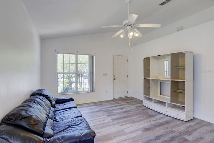 Property Photo: 6303 Redwood Oaks Drive FL 32818