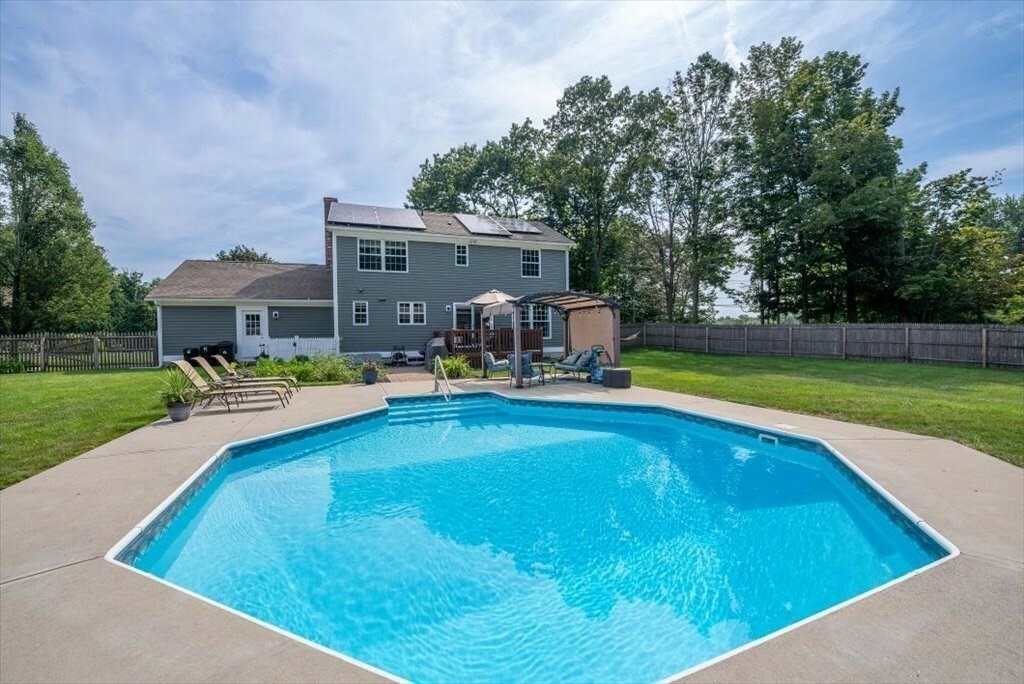 Property Photo:  7 Parker Ln  MA 01056 