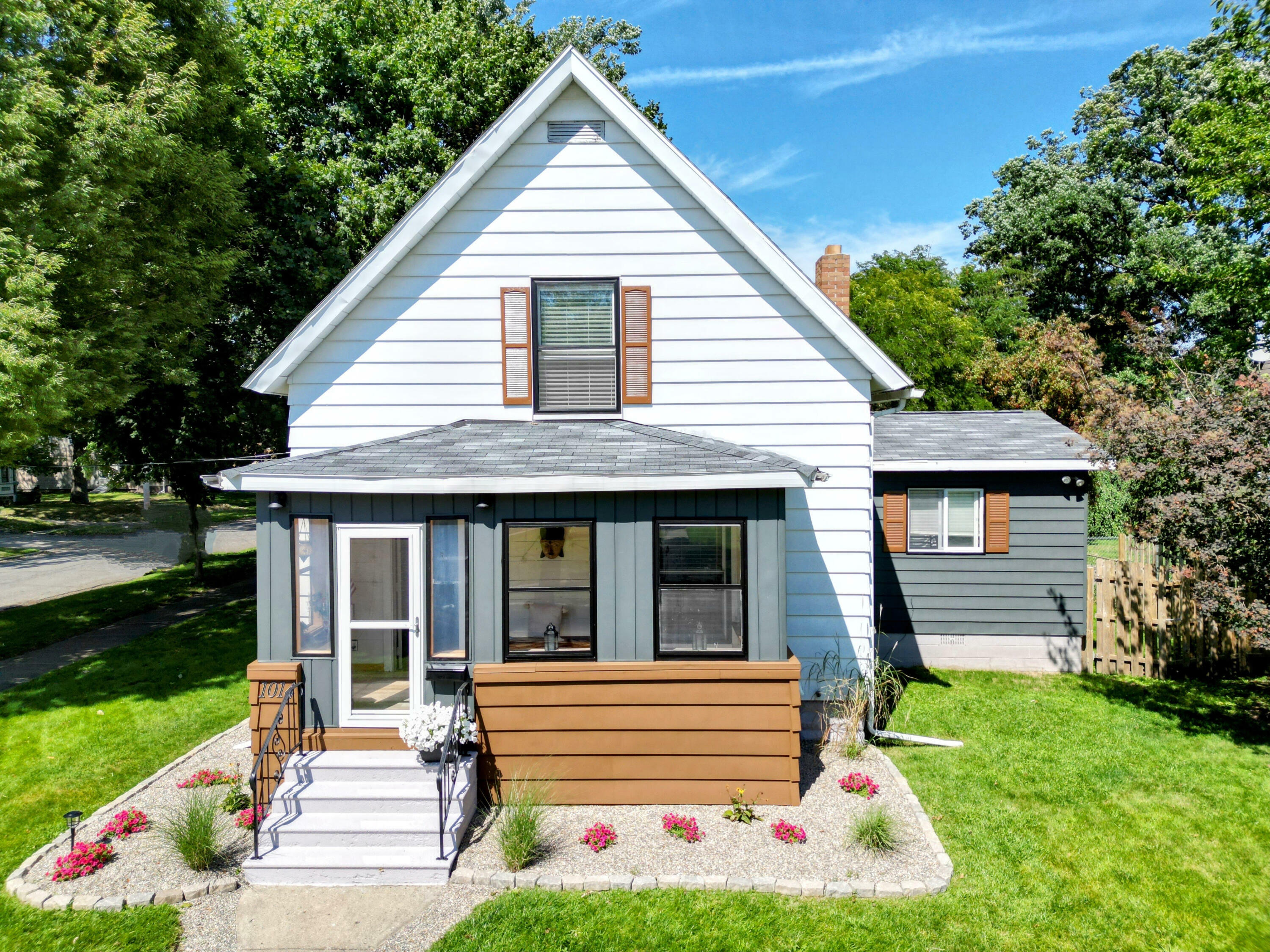 Property Photo:  1014 W Washington Avenue  MI 49203 