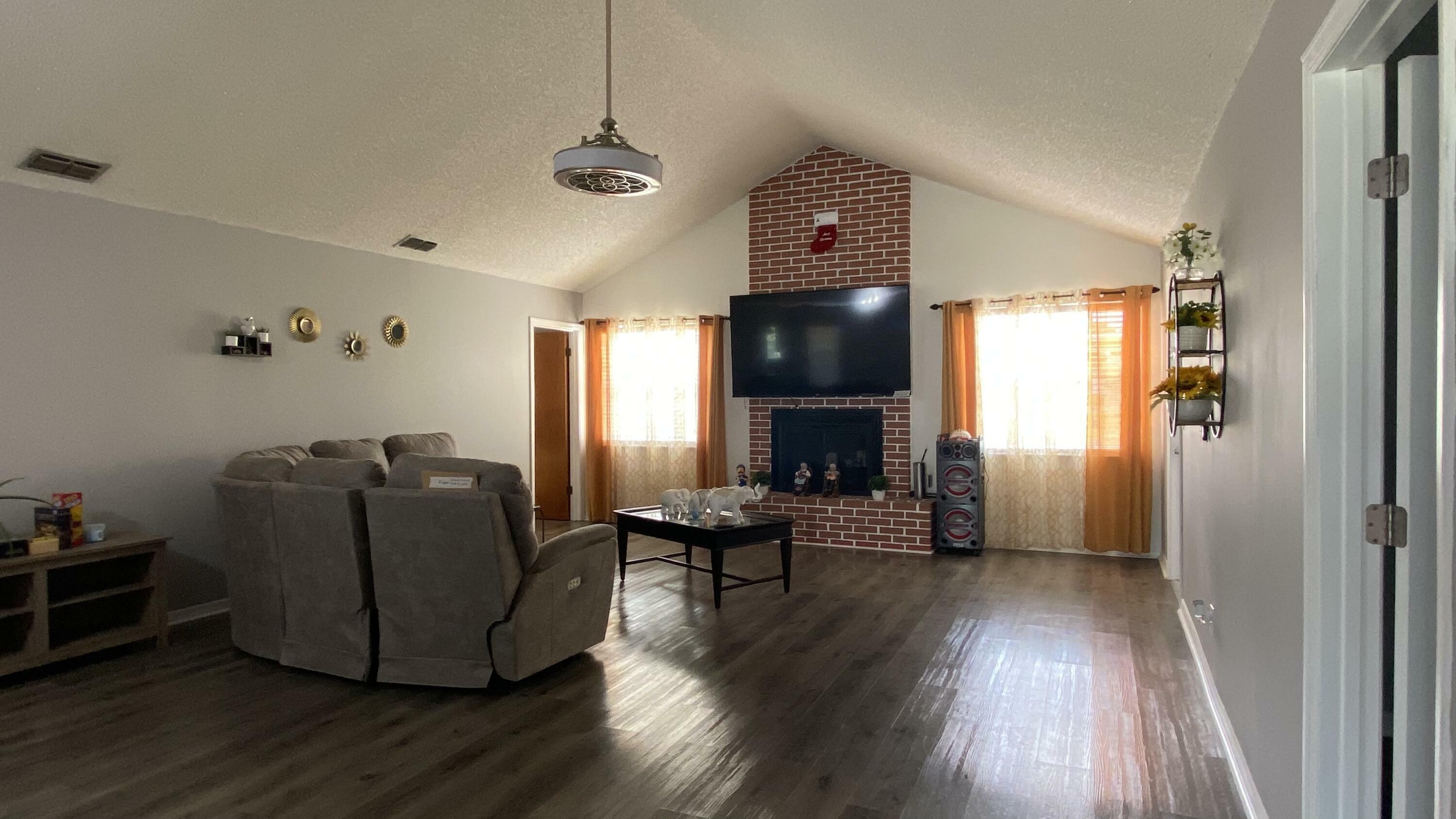 Property Photo: 112 SW Crescent Avenue FL 34984