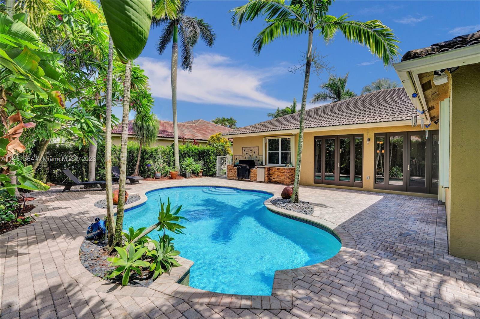 Property Photo: 5123 Lakewood Dr FL 33330