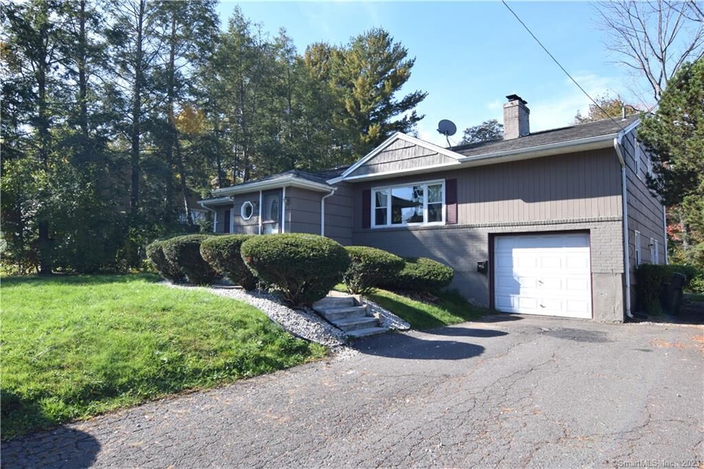 Property Photo:  5 Russell Lane  CT 06107 