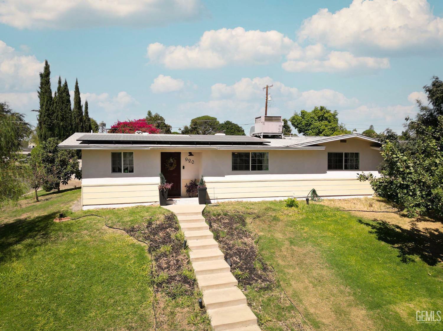 Property Photo: 920 Shattuck Avenue CA 93305