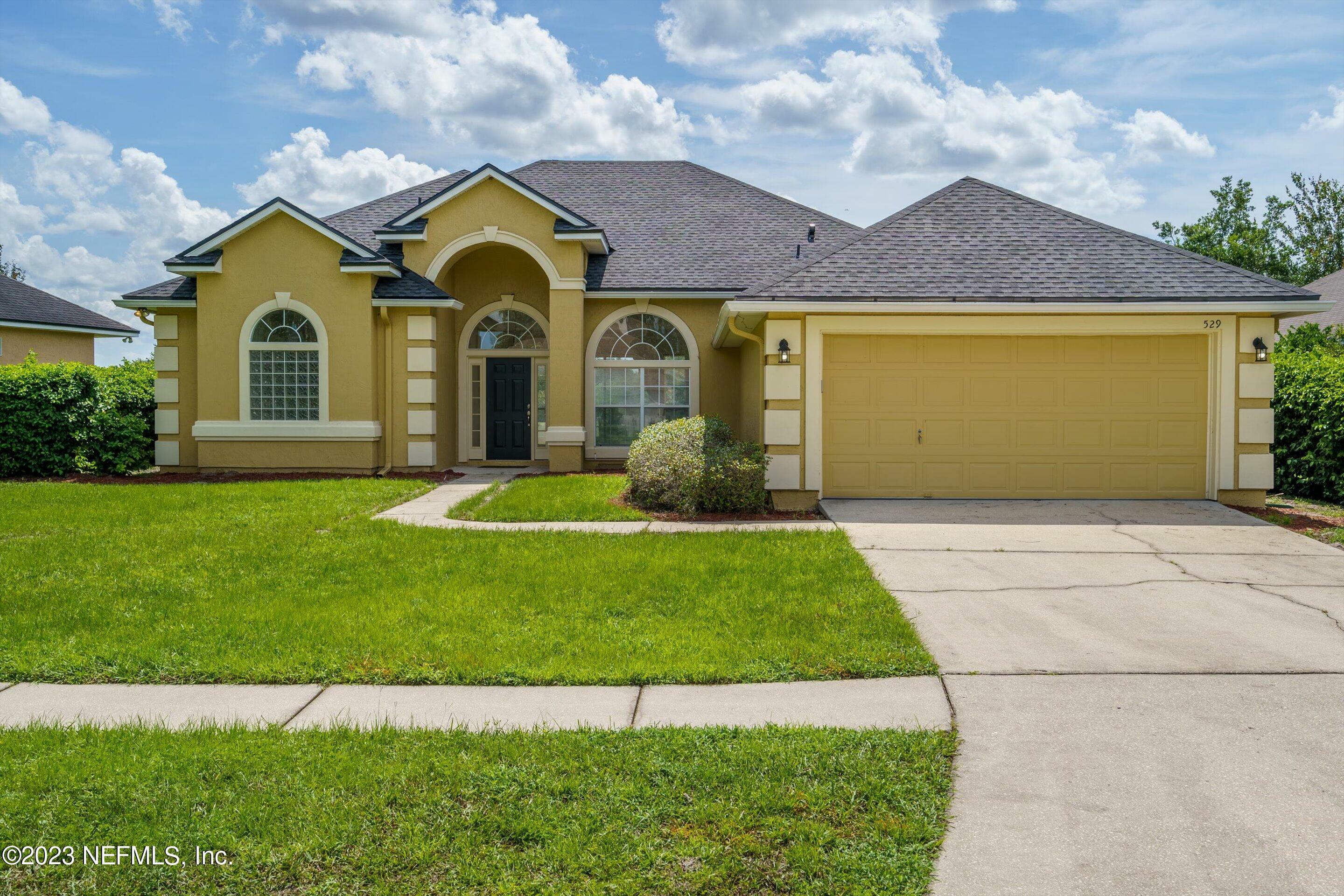 Property Photo: 529 E Silverthorn Ln FL 32081