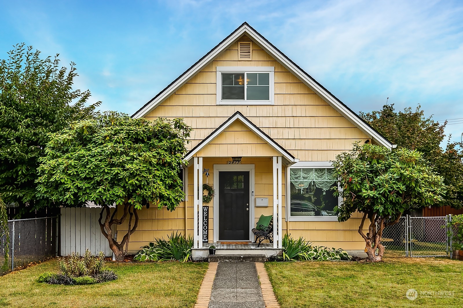 Property Photo:  2417 Pine Street  WA 98201 