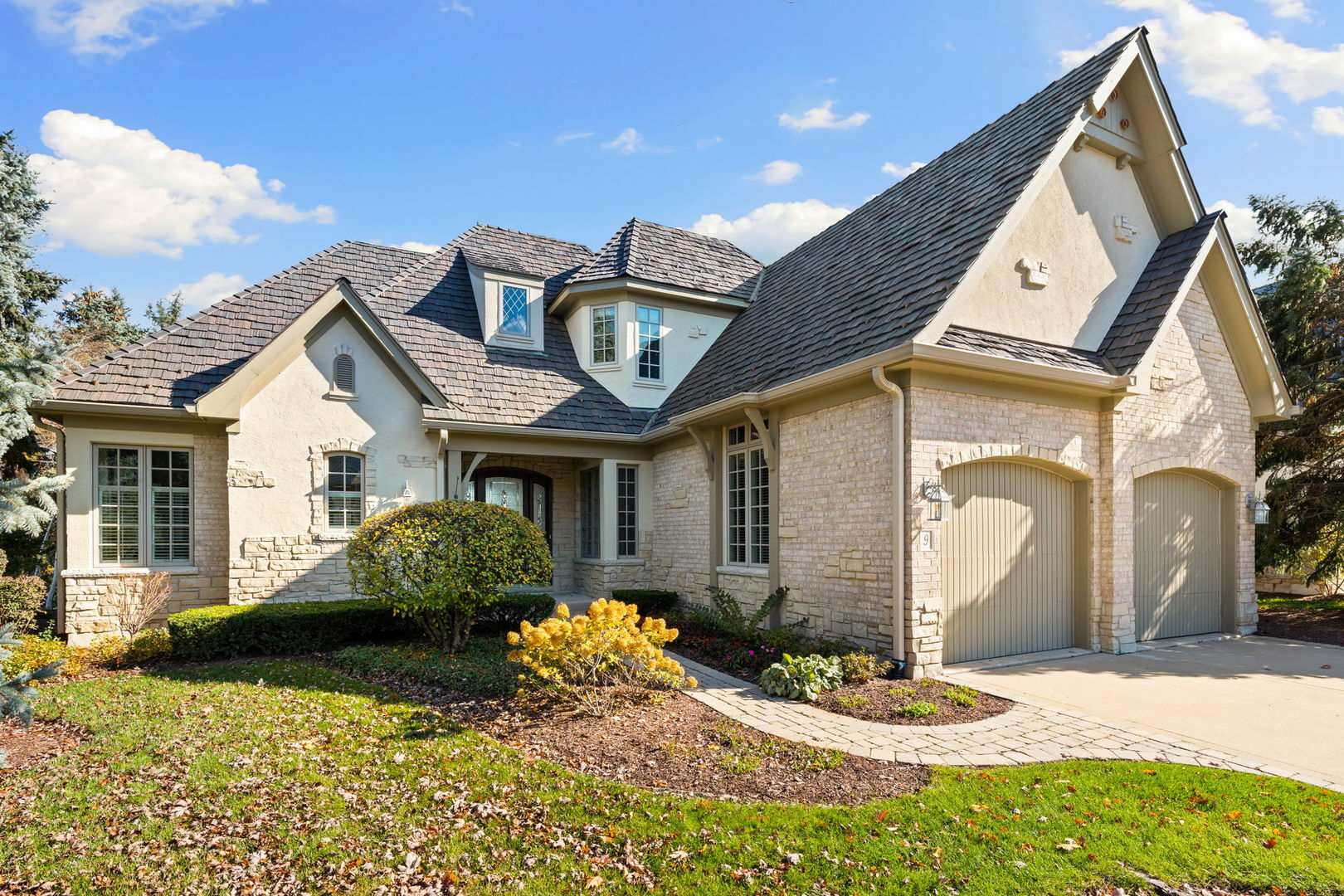 Property Photo: 9 Forest Gate Circle IL 60523