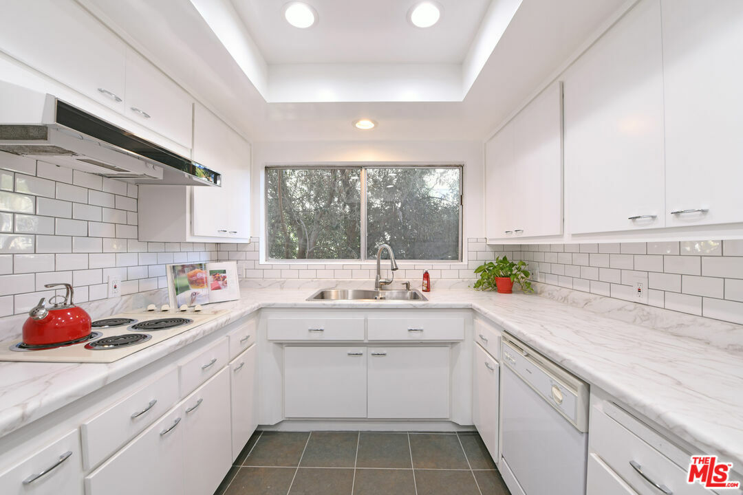 Property Photo:  10302   Ilona Ave 1  CA 90064 