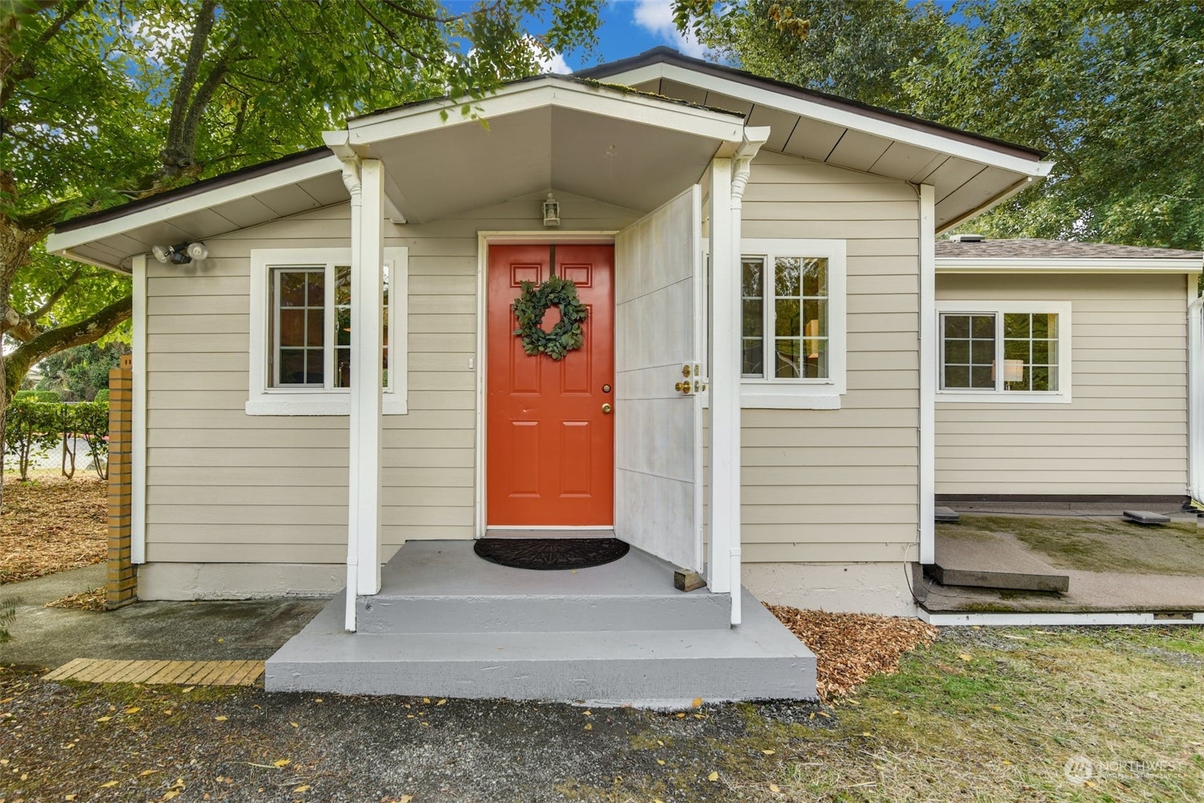 Property Photo:  469 Maple Avenue SW  WA 98057 