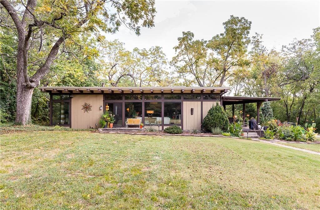 2 bed Kansas City home for sale 6834 Manchester Avenue, Kansas City