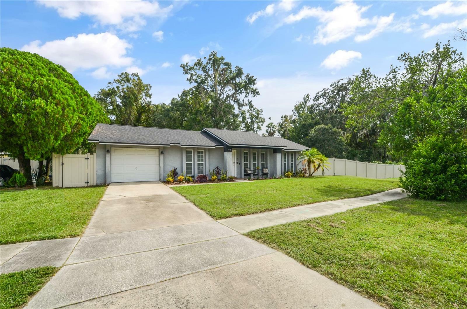 Property Photo:  912 Gee Creek Lane  FL 32707 