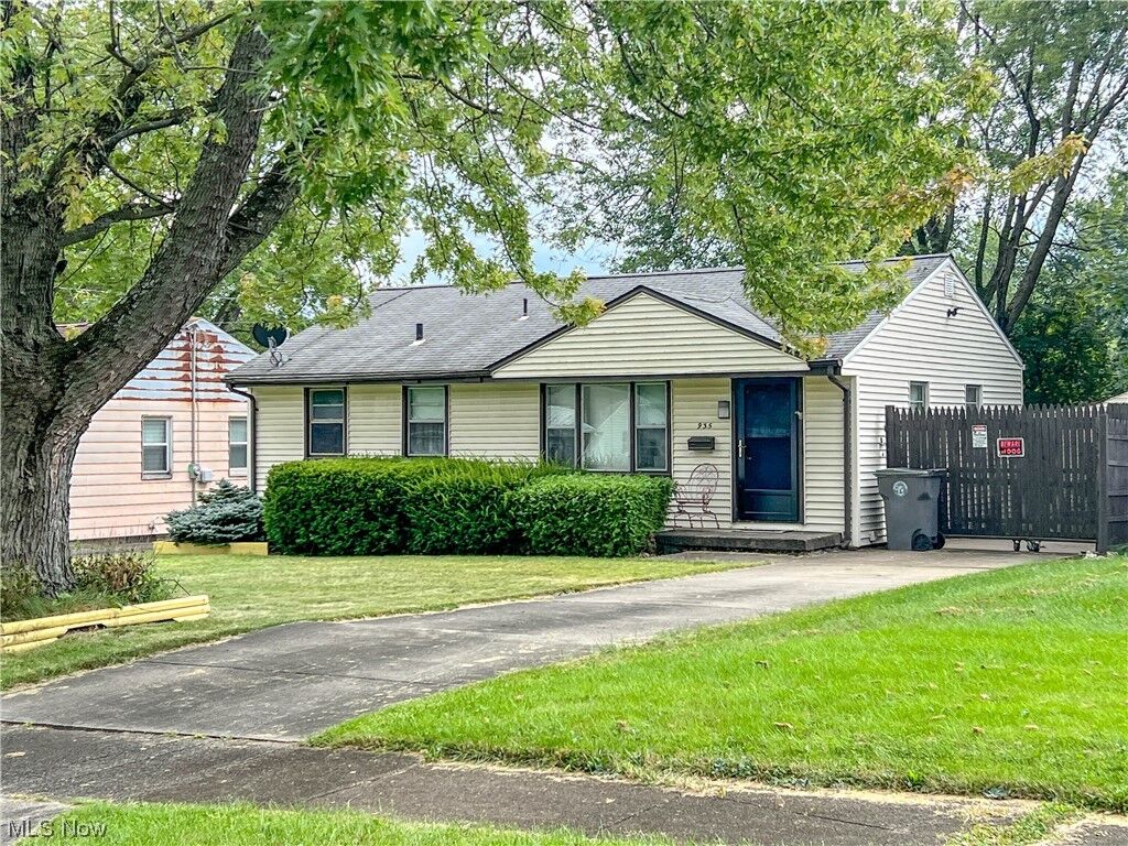 Property Photo: 935 Compton Lane OH 44502