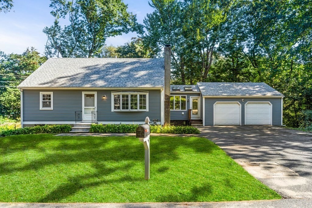 Property Photo: 10 Ashcroft Circle MA 01834