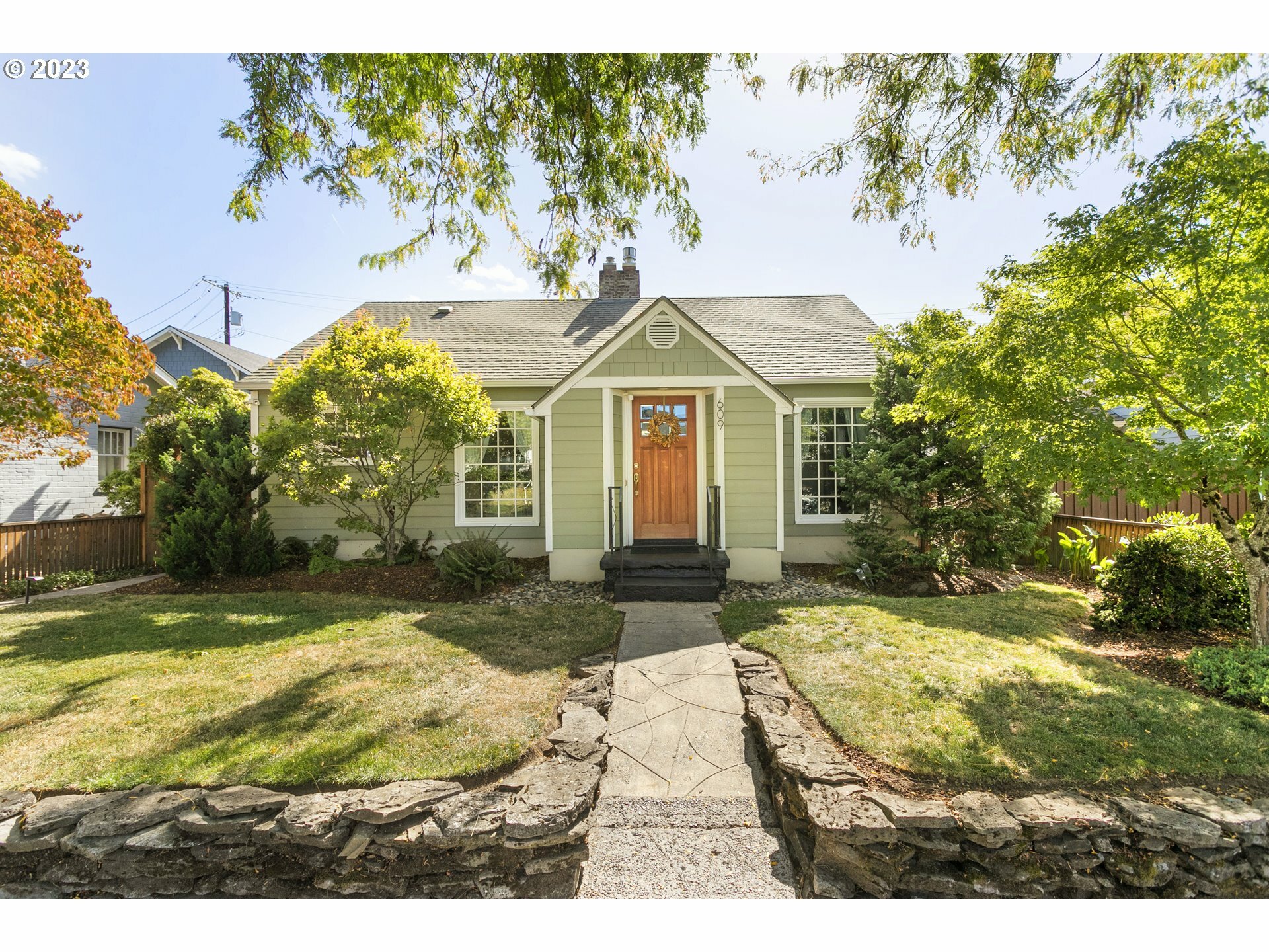 Property Photo: 609 W 27th St WA 98660