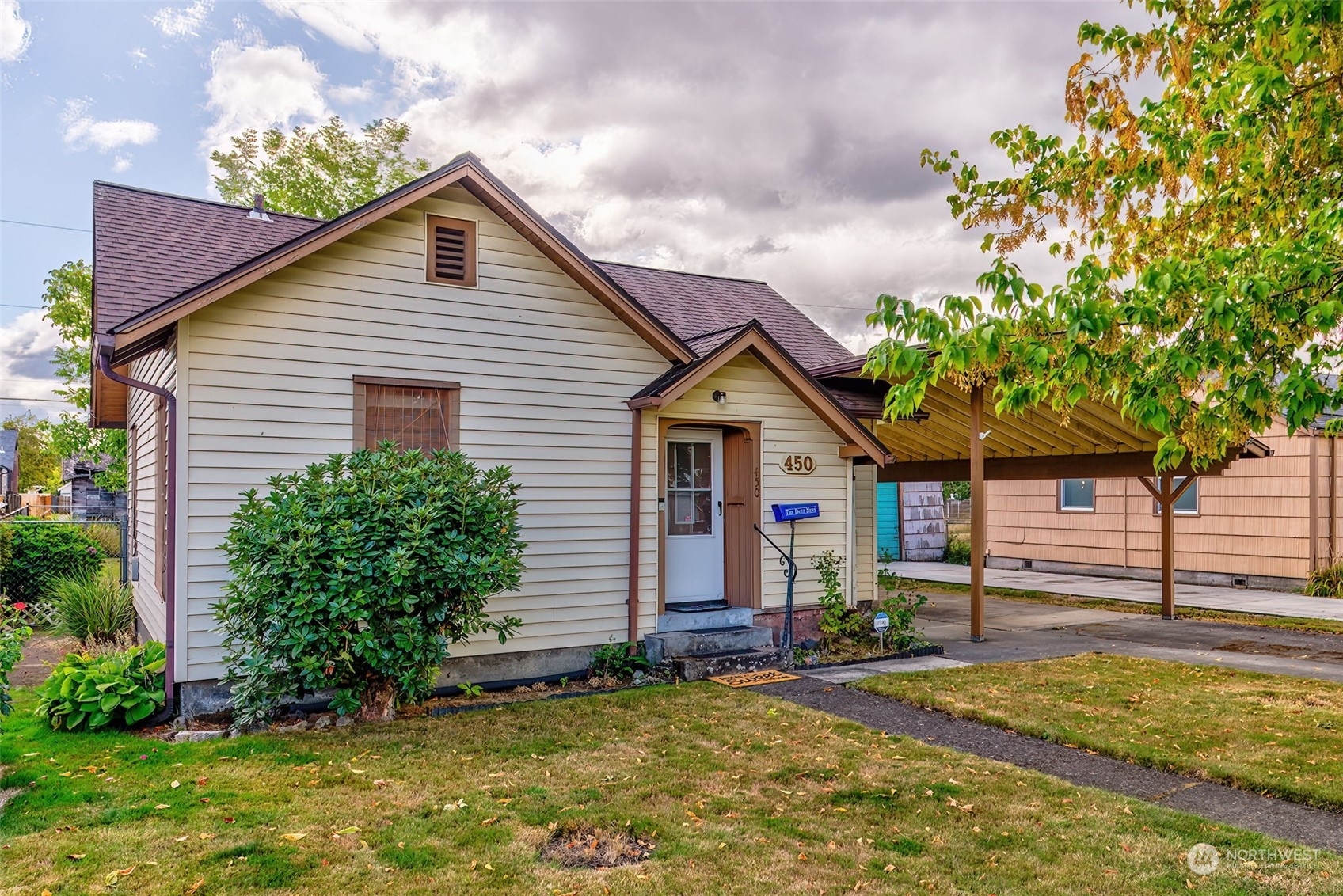 Property Photo:  450 21st Avenue  WA 98632 